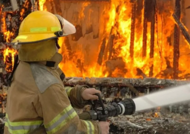 Пожар изпепели къща край Раковски, откриха починал мъж в нея