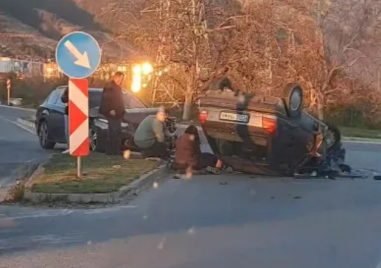 Тежка катастрофа край Карлово, кола се преобърна