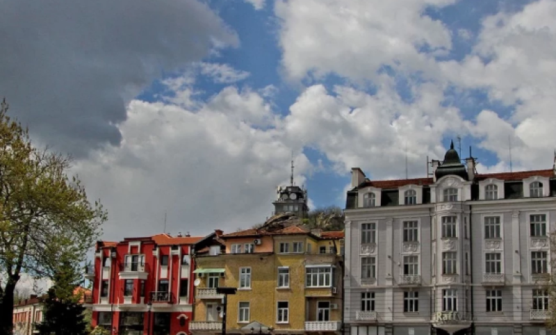 Предимно облачен четвъртък в Пловдив със слаб дъжд, вятърът отслабва