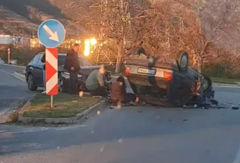 Тежка катастрофа край Карлово, кола се преобърна