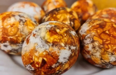 Как да боядисаме яйца с природни бои от кухнята