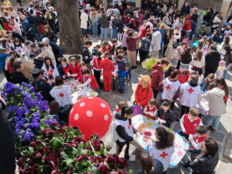 260 деца и 30 млади червенокръстци боядисваха великденски яйца
