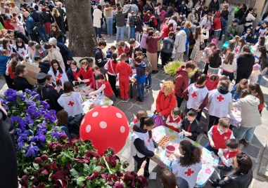 260 деца и 30 млади червенокръстци боядисваха великденски яйца