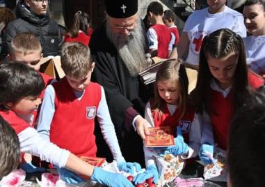 Деца боядисват яйца с митрополит Николай