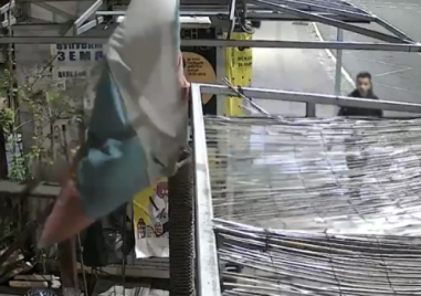 Тийнейджъри разбиха и обраха вендинг машина посред нощ в Пловдив