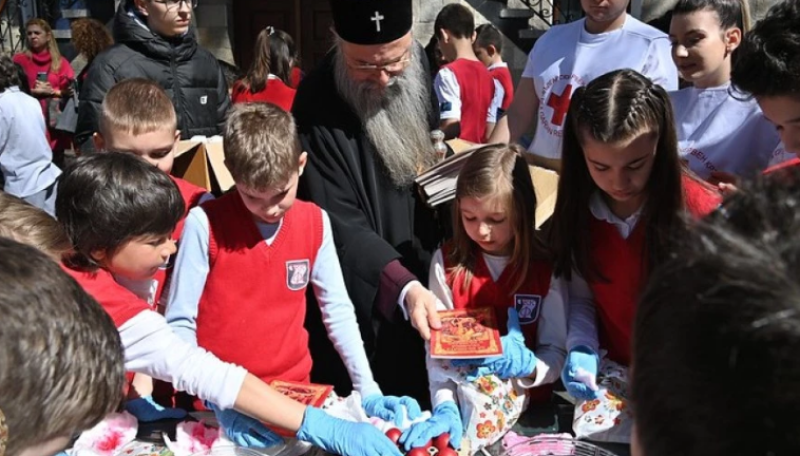 Деца боядисват яйца с митрополит Николай