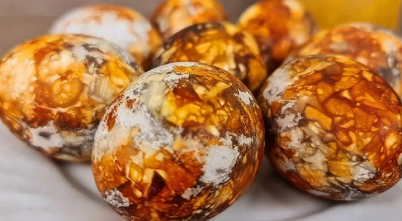 Как да боядисаме яйца с природни бои от кухнята