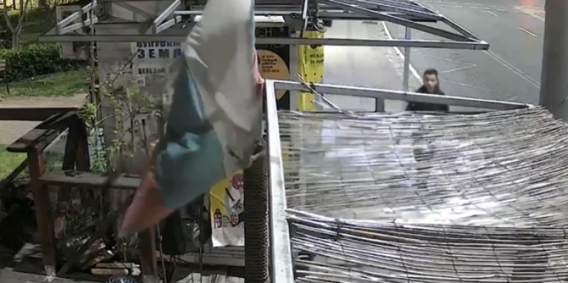 Тийнейджъри разбиха и обраха вендинг машина посред нощ в Пловдив