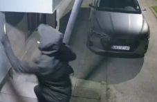 Кола осъмна с нарязана гума, камера “щракна“ извършителя ВИДЕО