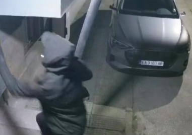 Кола осъмна с нарязана гума, камера “щракна“ извършителя ВИДЕО