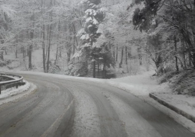 Сняг се сипе над прохода Шипка