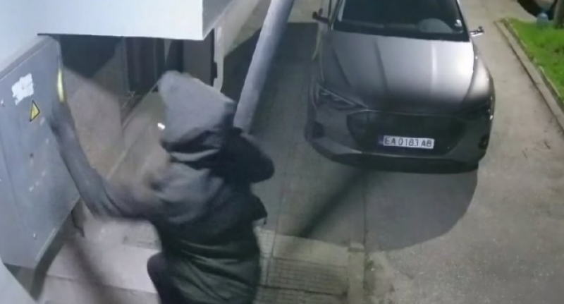 Кола осъмна с нарязана гума, камера “щракна“ извършителя ВИДЕО