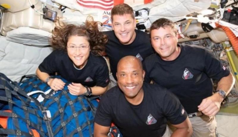 Мисията „Артемис II“ се завръща на Земята