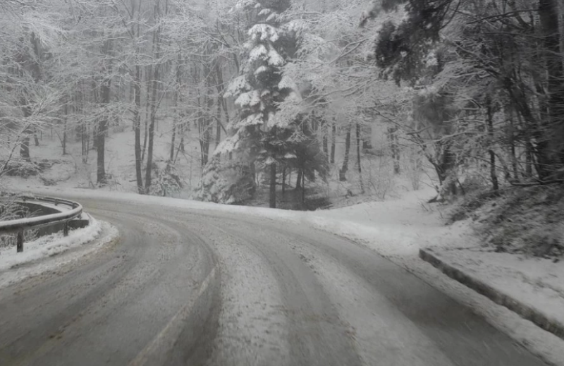 Сняг се сипе над прохода Шипка