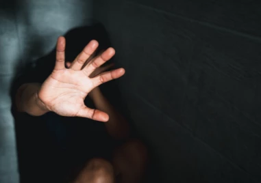 Условна присъда за непълнолетен след серия от посегателства над 13-годишно момиче в Пловдив