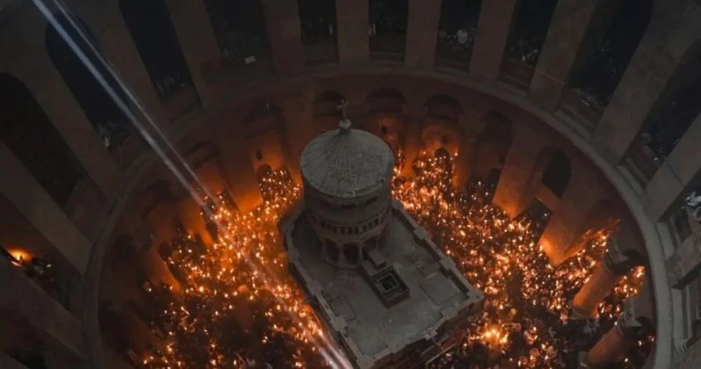 Благодатният огън от Йерусалим пристигна в България