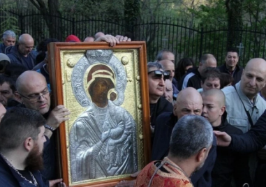 Хиляди вярващи тръгнаха в литийното шествие с бачковската чудотворна икона