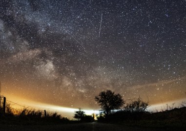 Метеорният поток Лириди достига максимум, Луната закрива Плеядите през април