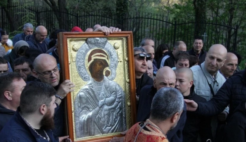 Хиляди вярващи тръгнаха в литийното шествие с бачковската чудотворна икона