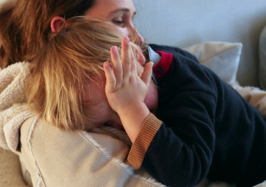 Детето не се отделя от мама и за минута - нормално ли е