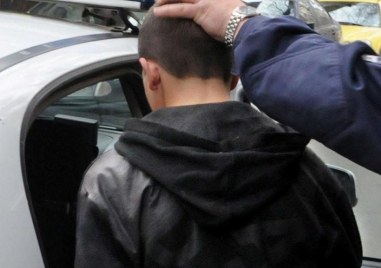 Момчета отмъкнаха телефон от ръцете на жена