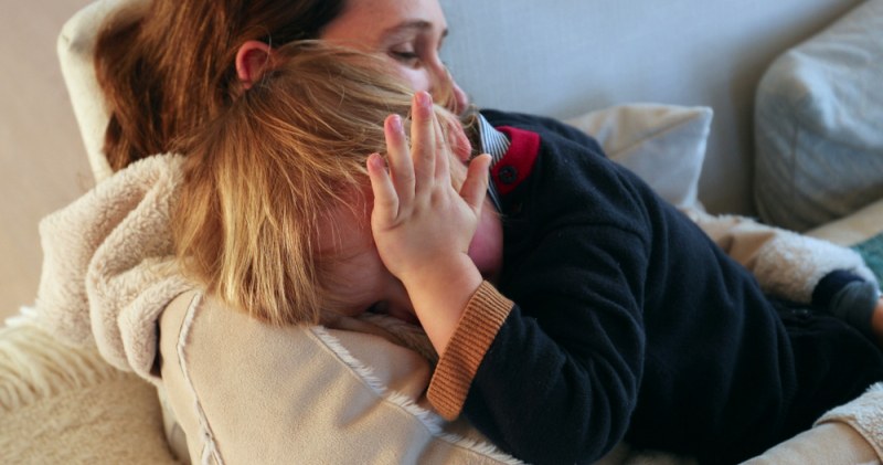 Детето не се отделя от мама и за минута - нормално ли е