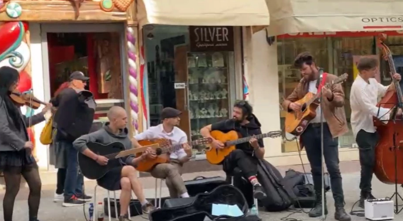 Сърдита жена спря концерт на Главната, хората защитиха музикантите