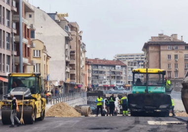 Довършват асфалтирането на бул. „Васил Априлов“ до Гарата, пускат движението утре сутринта