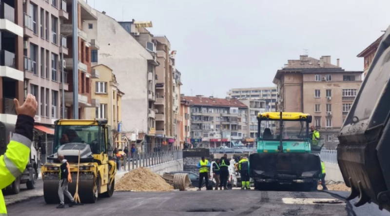 Довършват асфалтирането на бул. „Васил Априлов“ до Гарата, пускат движението утре сутринта
