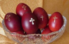 Светла събота е, раздават се яйца за починалите