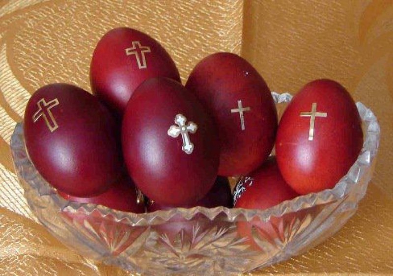 Светла събота е, раздават се яйца за починалите
