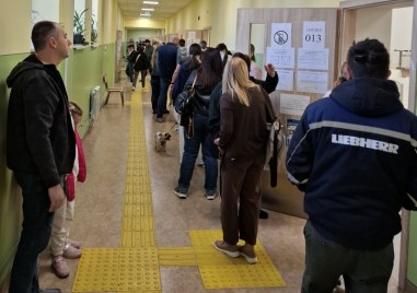 Опашки от гласоподаватели се извиват пред училищата в Пловдив СНИМКИ