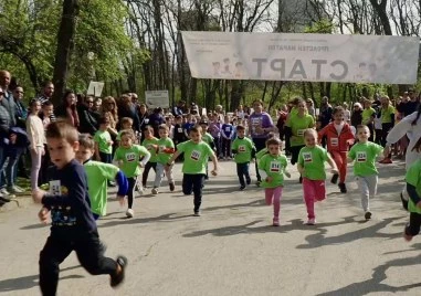 Спортът влиза все по-рано в образованието: Над 300 деца тренираха в Лаута СНИМКИ