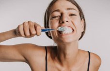 Агресивното миене на зъби или кога хигиената вреди