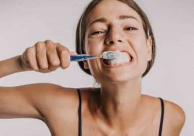 Агресивното миене на зъби или кога хигиената вреди