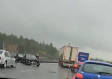 Нова катастрофа на АМ “Тракия“, кола е с разбита предница