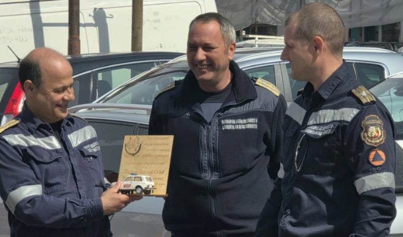 Изпратиха в пенсия пловдивски пожарникар след 40 години служба
