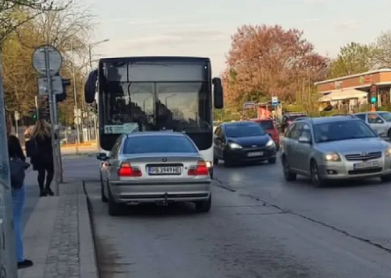 Кола в насрещното блокира автобус в Пловдив