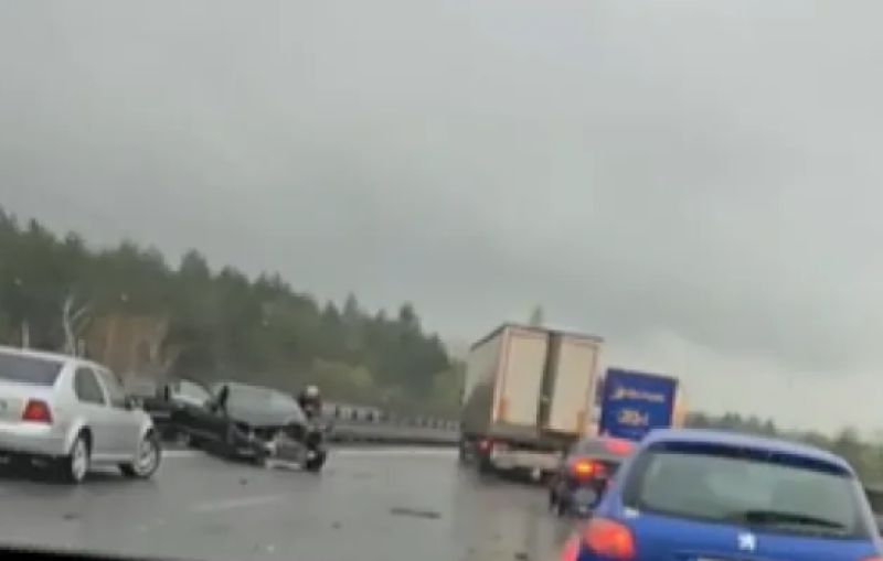 Нова катастрофа на АМ “Тракия“, кола е с разбита предница