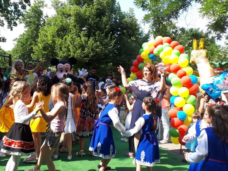 С пъстро карнавално ществие Пловдив празнува Международния ден на детската книга