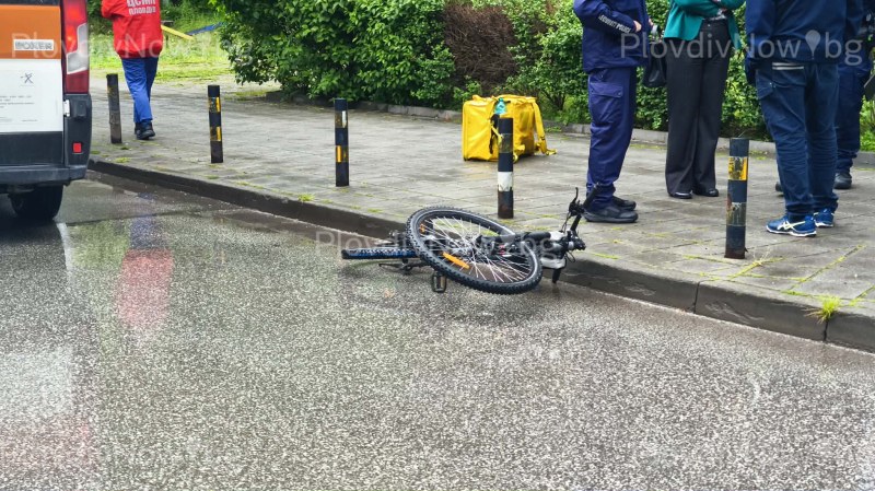Кола блъсна велосипедист на централна пловдивска улица