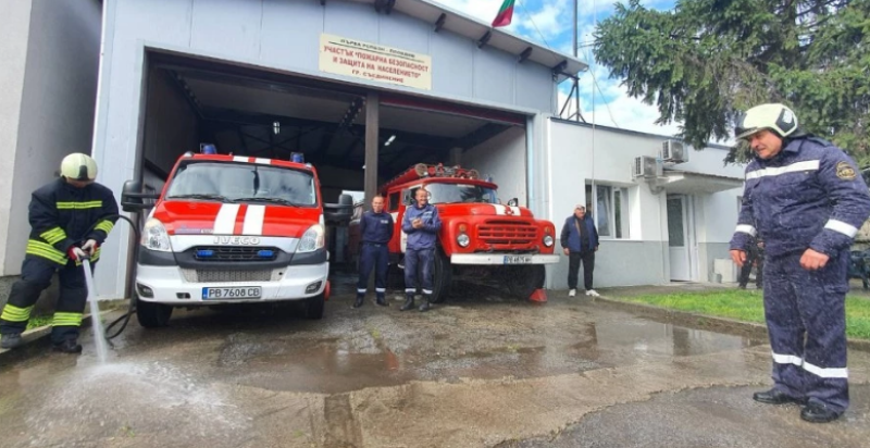 Дългогодишен пожарникар в Съединение бе тържествено изпратен в заслужен отдих
