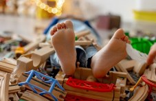 Защо не трябва да затрупвате детето си с играчки