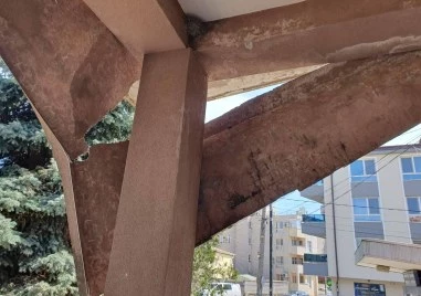 Рухна мазилка от козирката на читалището в “Прослав“