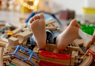 Защо не трябва да затрупвате детето си с играчки