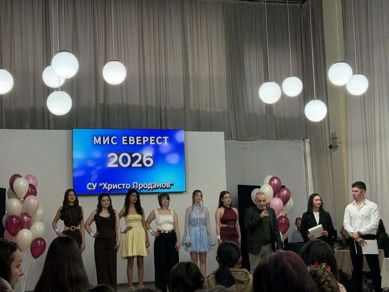 Карлово аплодира новата „Мис Еверест 2026“ в тържествена вечер на младостта и таланта