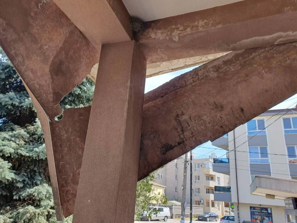 Рухна мазилка от козирката на читалището в “Прослав“