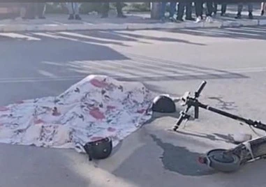 Блъснаха тротинеткаджия в Столипиново, на място гъмжи от полиция