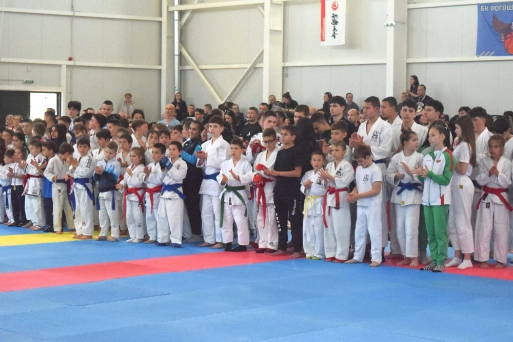 Над 400 състезатели мерят сили на Държавното първенство по джу джицу в спортна зала „Рогош“