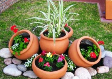 Жени погребаха в двор възрастен мъж, за да взимат пенсията му и да се разпореждат с имота